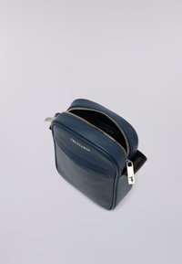 Borsa a tracolla in pelle blu navy con superficie testurizzata, chiusura con zip argentata e tasca anteriore. Presenta il logo del marchio sulla parte anteriore.