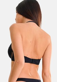 Zwarte kant bralette met een gladde achterkant, verstelbare straps en een haak-en-oogsluiting. Zachte stof met een subtiele glans.