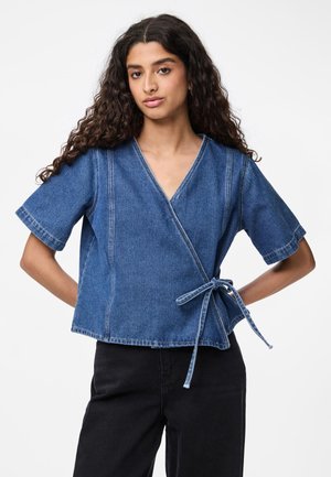 Blå denim innpakningsbluse med korte ermer, v-hals og detalj med sidesløyfe. Har vertikale sømmer og en avslappet passform.