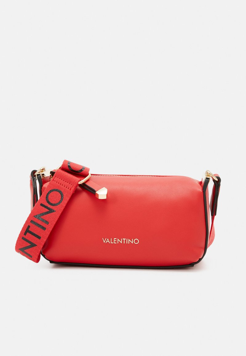 Sac à bandoulière en cuir rouge avec quincaillerie dorée, doté d'une sangle noire et rouge portant l'inscription "VALENTINO". Texture lisse et forme rectangulaire.
