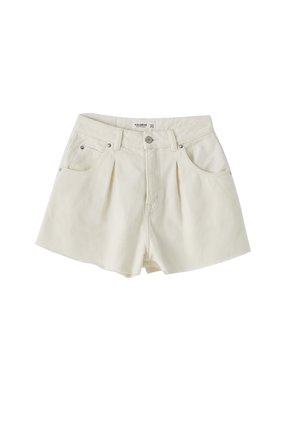 Shorts en denim blanc avec une taille haute, un devant plissé, deux poches latérales et une fermeture à bouton. Texture lisse et design épuré.
