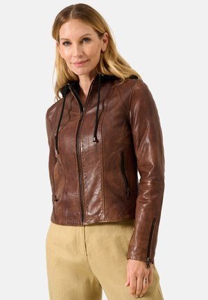 Giacca di pelle marrone con zip frontale, cappuccio con lacci e due tasche laterali. Caratterizzata da un design aderente e una finitura testurizzata.