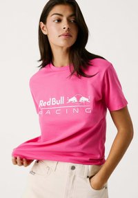 Rosa Baumwoll-T-Shirt mit dem weißen "Red Bull Racing"-Logo, lässiger Schnitt, kurze Ärmel und weiche Textur. Lässiger Stil ohne Muster.