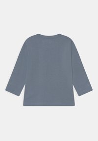 T-shirt de manga longa azul-claro, feita de tecido suave. Gola redonda clássica com bainha reta e costuras simples. Sem padrões ou detalhes visíveis.