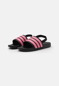 Infradito neri con accenti a strisce rosa. Parte superiore in morbido materiale sintetico, design open toe e suola testurizzata per una buona aderenza. Cinghietta posteriore regolabile.