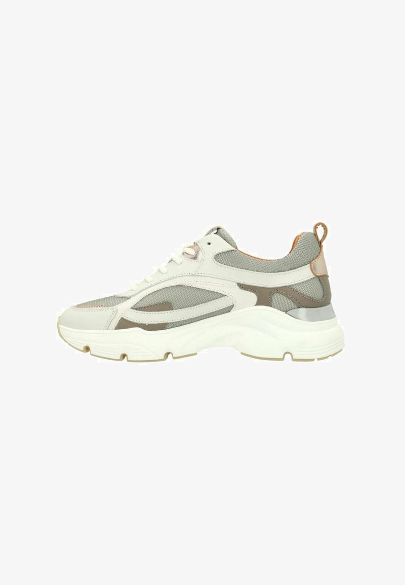 Sneaker chunky con tomaia in mesh bianco e grigio, dettagli testurizzati e una suola spessa in gomma bianca. Presenta un'etichetta posteriore per facilitare l'indossamento.