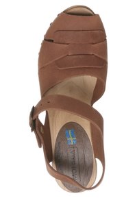 Sandale à plateforme en cuir marron avec des sangles entrecroisées et une boucle à la cheville. La semelle intérieure à texture bois présente un emblème bleu et jaune.