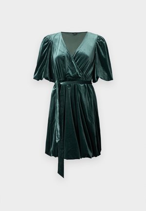 Robe enveloppante en velours vert avec des manches bouffantes courtes, décolleté en V et une ceinture à nouer à la taille. Jupe fluide avec des détails froncés qui ajoutent du volume.