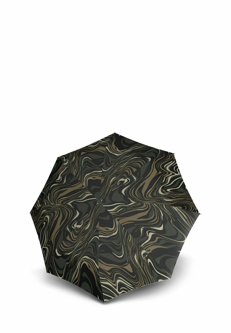 Parapluie compact avec un motif camouflage marbré en verts foncés, bruns et crème. Présente une forme de dôme et une texture de tissu lisse.