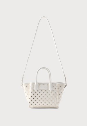 Sac à main en cuir blanc matelassé avec de petites perforations, deux poignées courtes et une longue bandoulière réglable.