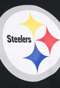 Czarna koszulka z okrągłym logo na białym tle, z trzema diamentami w kolorze żółtym, czerwonym i niebieskim oraz napisem "Steelers" w kolorze czarnym.