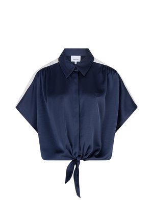 Marineblauwe blouse met korte mouwen, witte strepen op de schouders, een puntige kraag, knoopsluiting en een voorstrik aan de zoom.