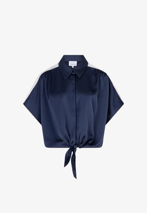 Marineblauwe blouse met korte mouwen, witte strepen op de schouders, een puntige kraag, knoopsluiting en een voorstrik aan de zoom.