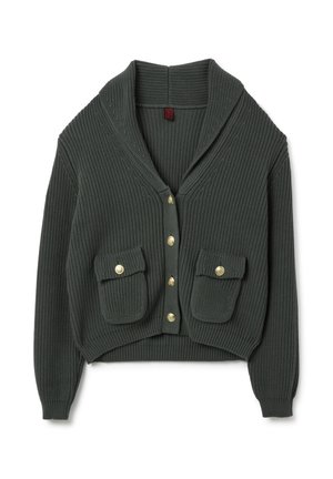 Donkergroene geribde cardigan met een sjiekraag, gouden knopen en twee voorzakken. De textuur van de stof voegt diepte toe aan het ontwerp.