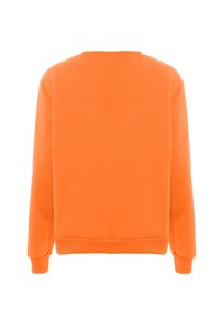 Felpa arancione con collo a giro, maniche lunghe e polsini e orlo a coste. Il tessuto appare liscio, con un colore uniforme e senza loghi visibili.