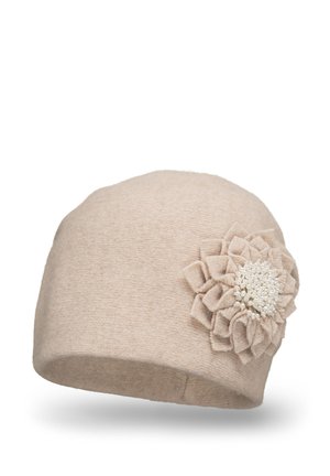 Cappello di lana beige con parte superiore arrotondata e un accento in tessuto floreale con dettagli simili a perle sul lato. Texture liscia con design strutturato.