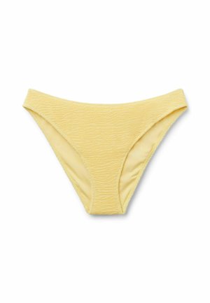 Gelber, texturierter Stoff-Bikini-Slip mit hoch ausgeschnittenem Bein und glattem Innenfutter auf weißem Hintergrund.