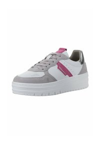 Baskets blanches avec des accents en daim rose et gris, talon argenté, semelle épaisse blanche, et perforations sur les côtés pour la respirabilité.