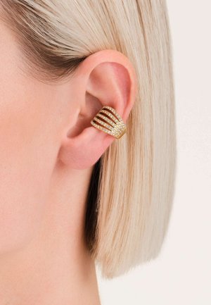 Pendiente de oreja en tono dorado con múltiples líneas horizontales adornadas con pequeños cristales transparentes, que muestra un diseño estructurado y moderno.