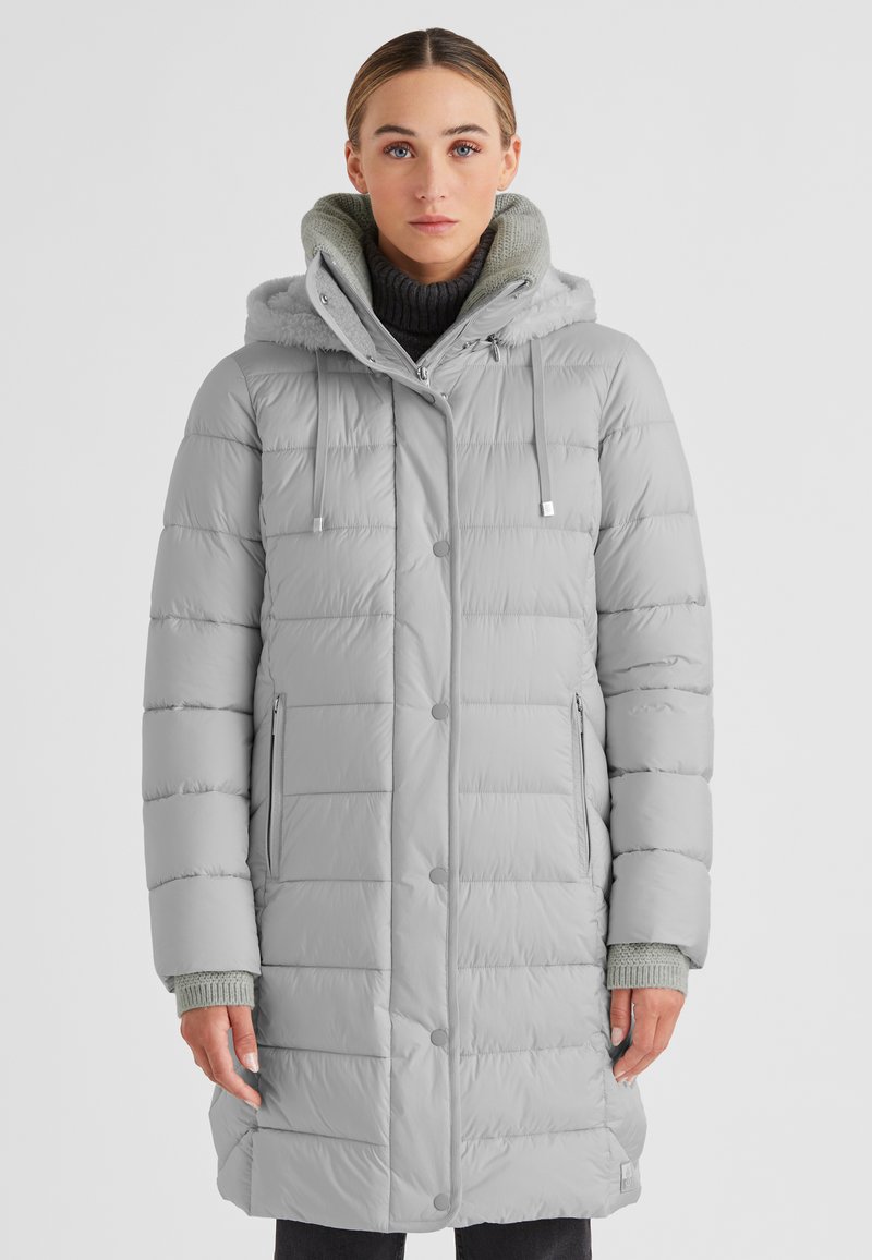 Grau gepolsterter Mantel mit Kapuze, ausgestattet mit einem gerippten Kragen, Druckknöpfen, Reißverschlusstaschen und einer glatten Textur.