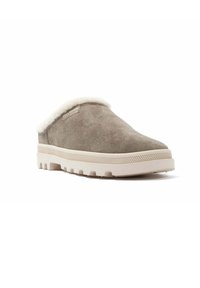 Grijze suède instapper met een zachte witte bontvoering, voorzien van een dikke beige rubberen zool met een gestructureerd detail.