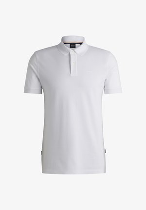 Bela polo majica iz mešanice bombaža, z značilnim ovratnikom, placketom s tremi gumbi in subtilnim logotipom blagovne znamke na prsih. Kratki rokavi.