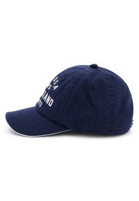 Sötétkék baseballsapka, pamutból készült, fehér hímzett felirattal, ívelt karamellával és texturált felülettel.