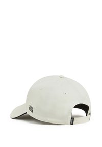 Gorra de béisbol de color gris claro con visera curva, correa ajustable y bordado de marca. Presenta orificios de ventilación y tejido texturizado.