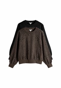 Dve mikiny na vystavenie: jedna čierna, druhá hnedá s leopardím vzorom. Obe majú okrúhly výstrih a rebrované manžety a lem.