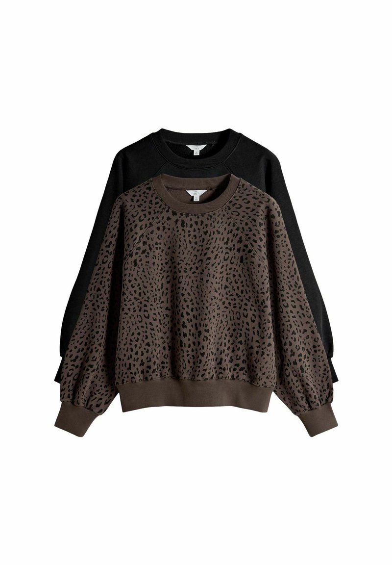 Dve mikiny na vystavenie: jedna čierna, druhá hnedá s leopardím vzorom. Obe majú okrúhly výstrih a rebrované manžety a lem.