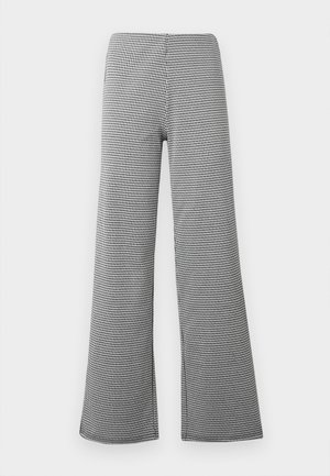 Zwart-wit geblokte flared broek, met een gladde textuur en hoge taille ontwerp, biedt een brede pijp pasvorm.