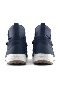 Tmavě modré turistické boty s texturovaným vrchním materiálem, zesílenou zadní částí a tečkovanou bílou mezipodešví. Obsahují elastické tkaničky a poutka.