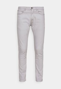 Jeans de denim gris claro con corte slim. Presenta cinco bolsillos, cierre con botones y textura suave. Sin patrones visibles ni detalles de hardware.