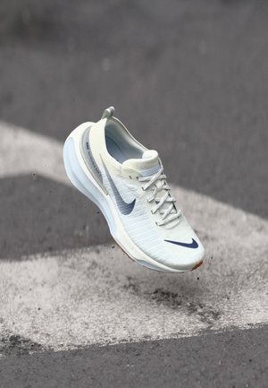 Nike Performance ZOOMX INVINCIBLE RUN FK 3 - Road running shoes - white/blue void/blue tint/sail/med brown