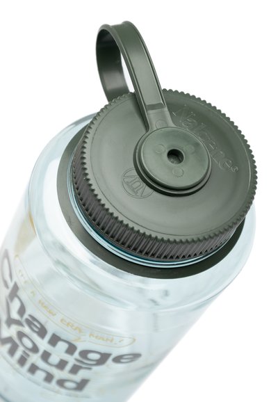 Prozorna plastična steklenica za vodo z zelenim navojnim pokrovčkom. Ima vgrajen ročaj in natisnjeno motivacijsko frazo na strani.