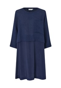 Navyblaues Kleid mit zwei Stoffstrukturen, runder Halslinie, langen Ärmeln und einer Brusttasche auf der oberen Strickschicht.