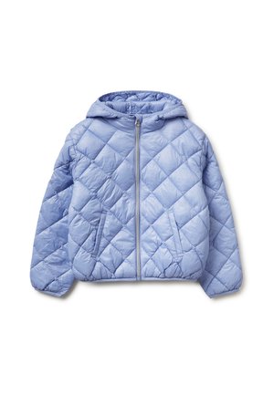 Giacca imbottita trapuntata azzurro chiaro con cappuccio, zip frontale e due tasche frontali, posata su uno sfondo bianco.