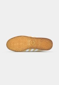 adidas Originals GAZELLE LO PRO W - Sneakers - almost yellow/footwear white