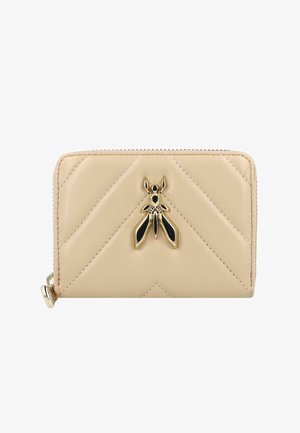 Cartera de cuero beige con patrón acolchado de chevrones, con un emblema de insecto en oro y negro en el frente y cierre de cremallera.
