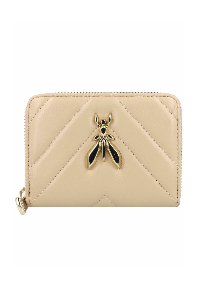 Beige Lederportemonnaie mit gesteppter Chevron-Struktur, vorne mit einem gold-schwarzen Insekt-Emblem und einem Reißverschlussverschluss.