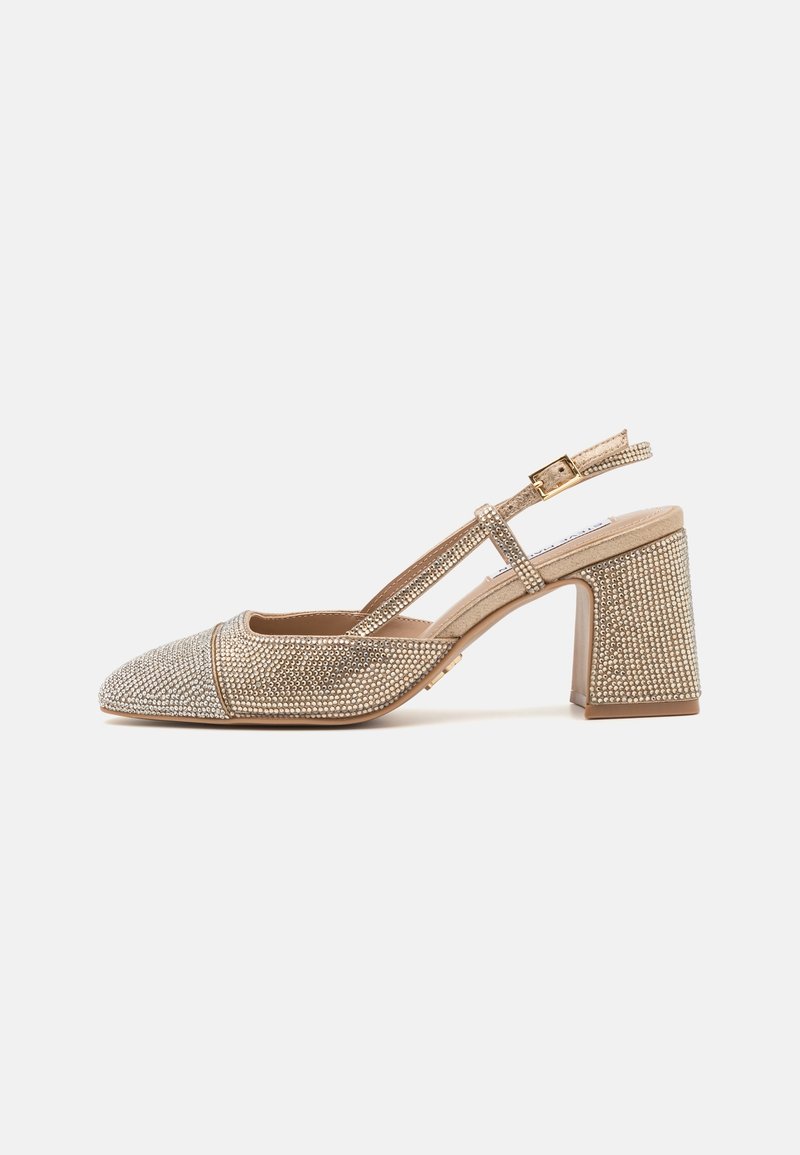 Chaussure à talon bloc beige avec bride arrière ornée de petits strass scintillants et d'une sangle à boucle dorée.