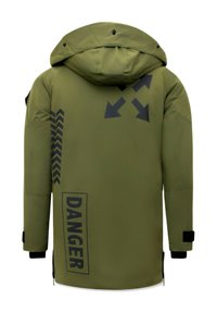 Olijfgroene parka met capuchon, voorzien van zwarte tekst "GEVAAR" en geometrische patronen. Gemaakt van waterdicht materiaal met verstelbare manchetten.