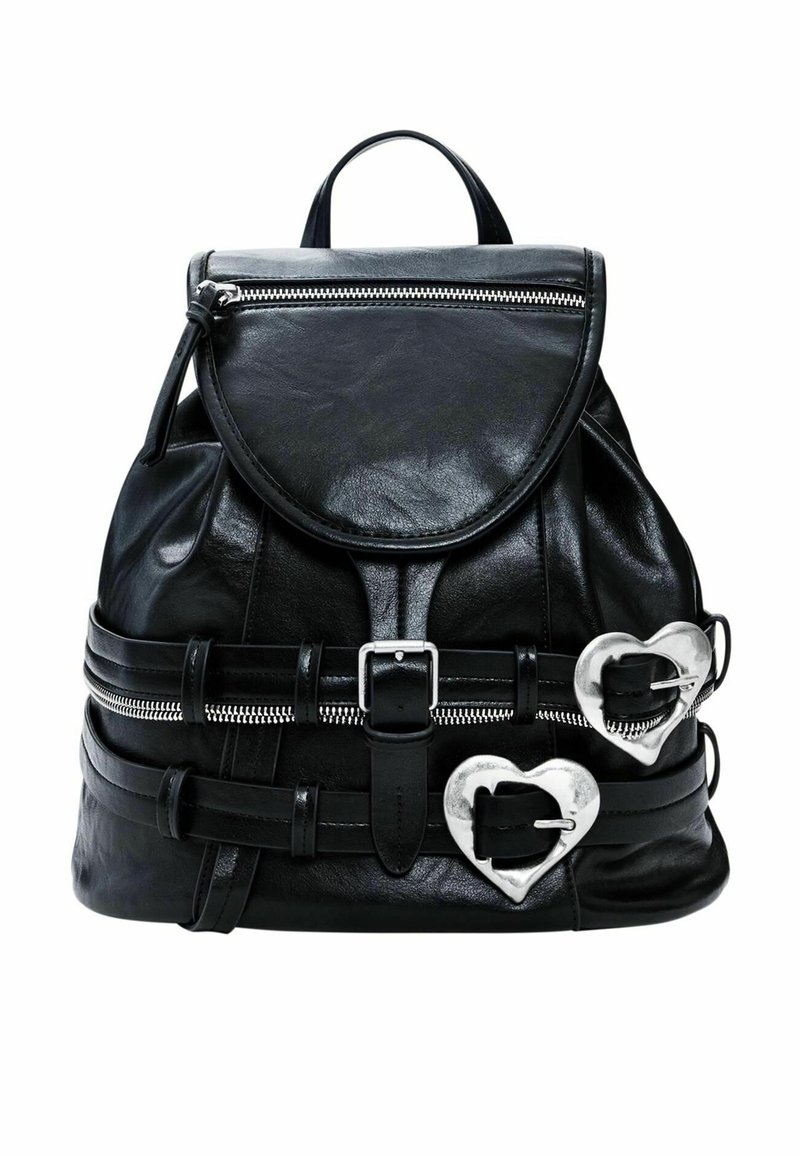 Must nahast seljakott ümmarguse klapiga, hõbedase tõmblukuga, südamekujuliste detailide ja reguleeritavate rihmadega. Omab mitmeid pandlaga detaile.