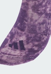 Lila Batik-Socke mit strukturiertem Muster. Verfügt über ein schwarzes Logo-Detail an der Seite und eine verstärkte Zehennaht.