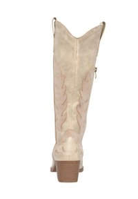 Bota de ante beige hasta la rodilla con costuras similares a plumas, parte superior con forma de concha y un bajo tacón de madera, con cremallera lateral para facilitar su uso.