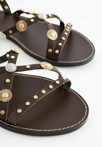 Next REGULAR FIT - Páskové sandály  - chocolate brown