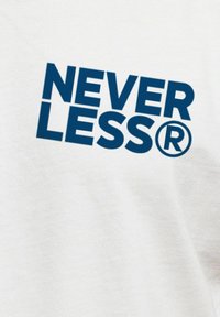 Weiße Stoffoberfläche mit einem großen blauen Textdesign, das "NEVER LESS" mit einem eingetragenen Warenzeichen zeigt. Die Textur wirkt glatt.
