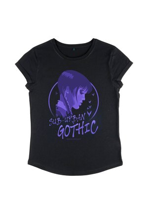 Zwarte t-shirt met korte mouwen met een paarse graphic van het zijprofiel van een meisje, vogels en de tekst "SUB-URBAN GOTHIC" eronder.