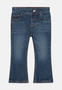 Mörkblå denimjeans med en utsvängd ben-design, som har orangea sömmar, framfickor och en knappstängning vid midjan.