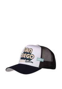 Trucker-Cap mit einem weißen Vorderteil, auf dem der Text "SAN DIEGO" in kräftigen Farben prangt, einem marineblauen Schirm und einem schwarzen Netzrücken. Mit einem "coastal" Etikett.